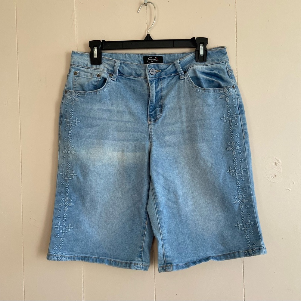 Earl Jean women’s denim shorts. Size 12. Mom shorts. Light wash. Embroidery.